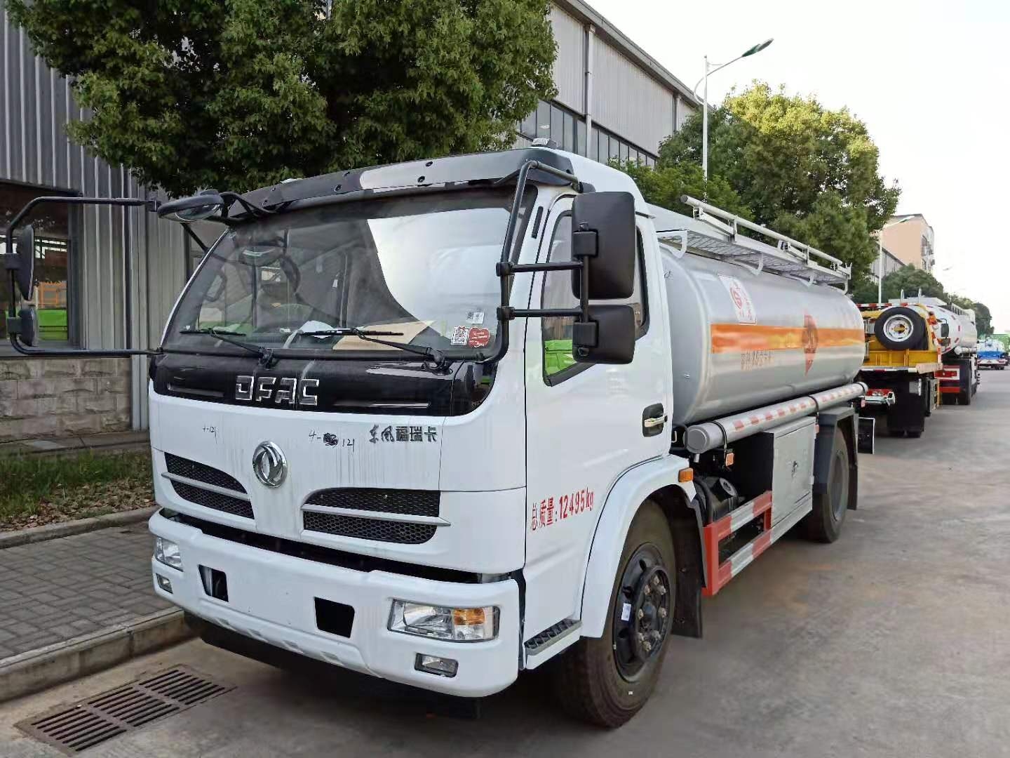 江淮4.7立方米油罐車 高效運(yùn)輸?shù)膶?shí)用之選